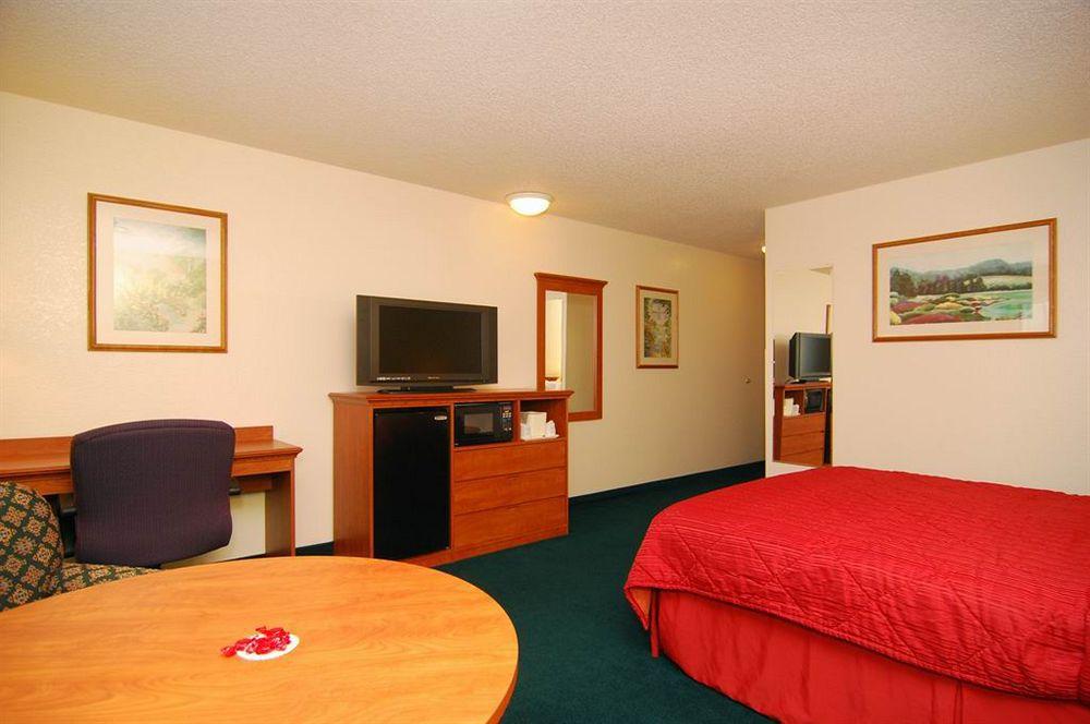 Quality Inn & Suites Medford Airport Екстер'єр фото