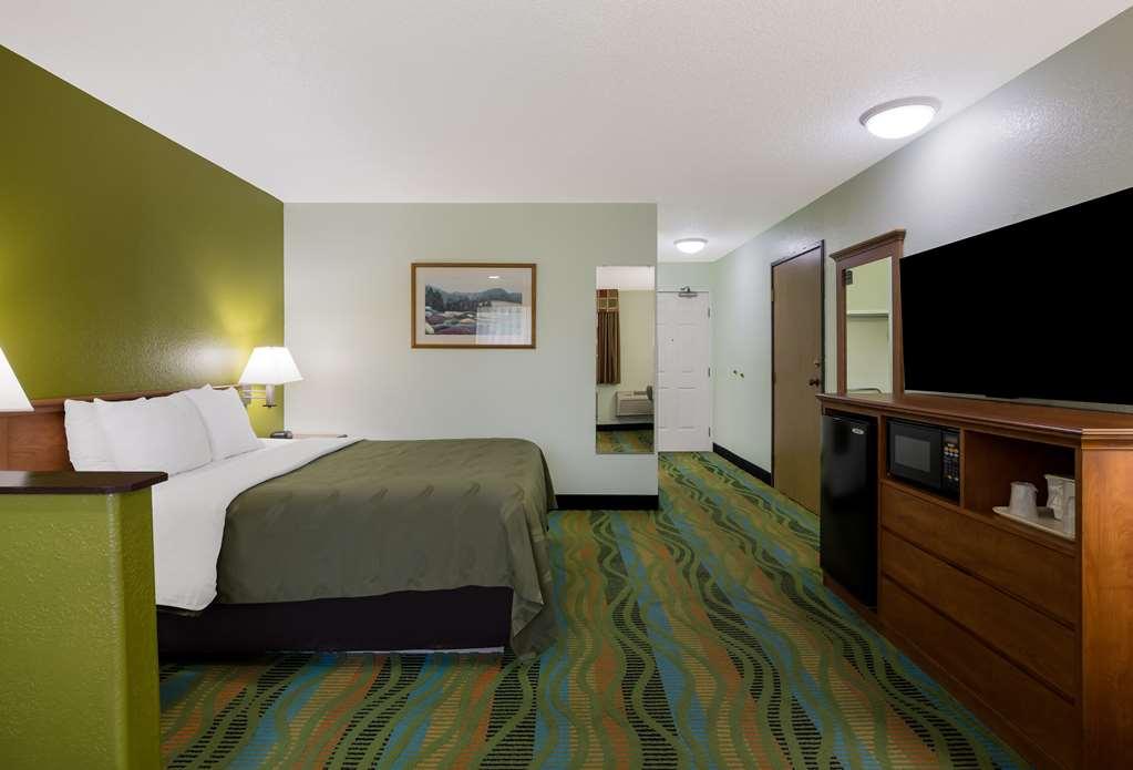 Quality Inn & Suites Medford Airport Номер фото
