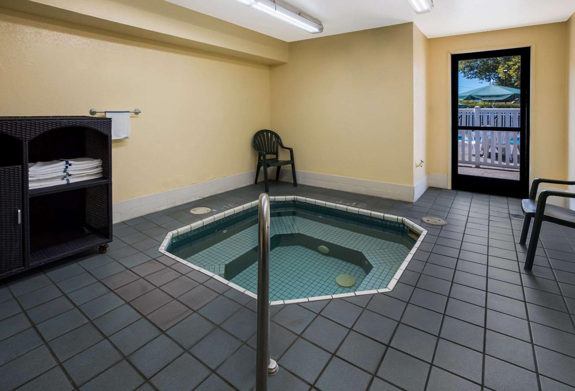 Quality Inn & Suites Medford Airport Екстер'єр фото