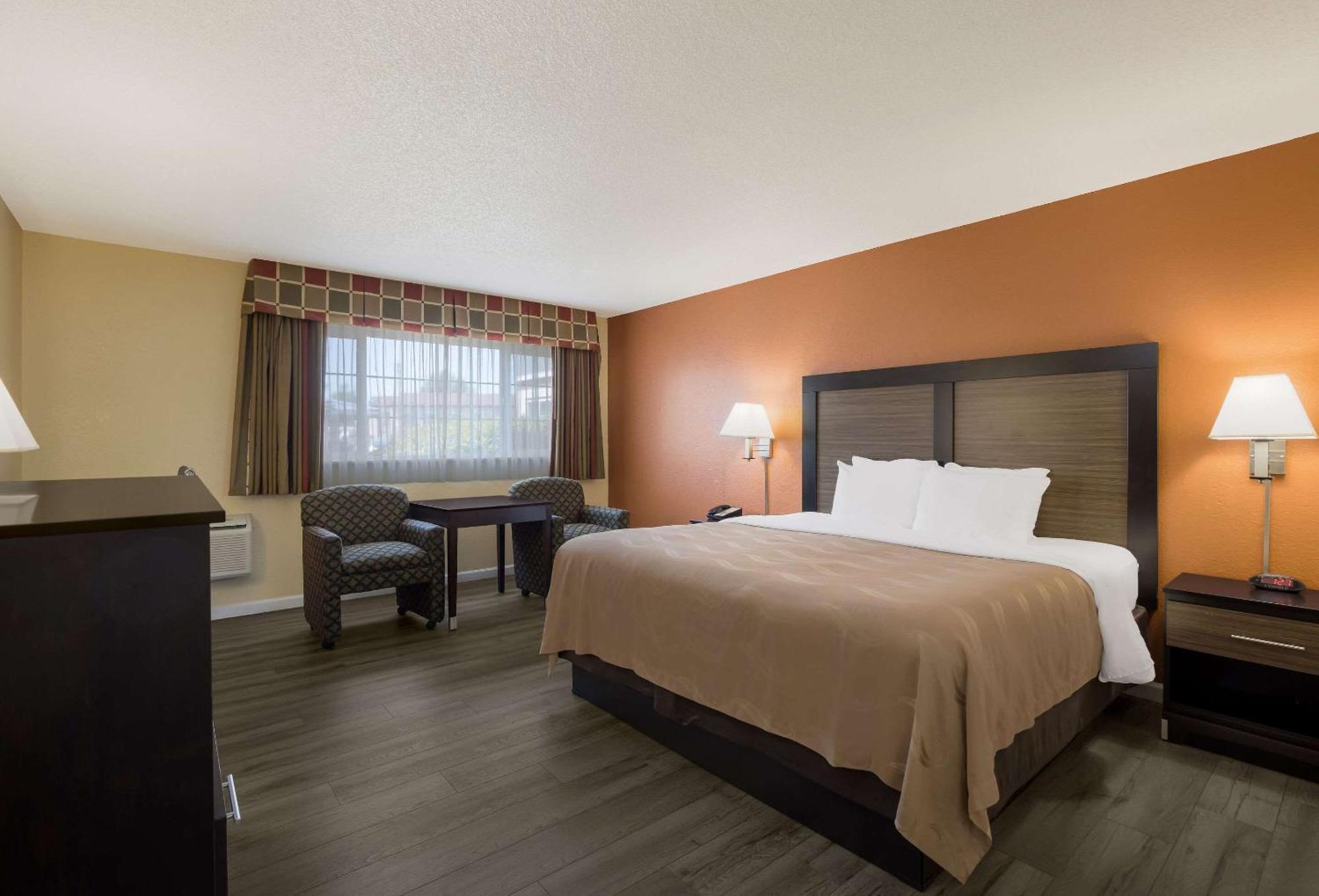 Quality Inn & Suites Medford Airport Екстер'єр фото