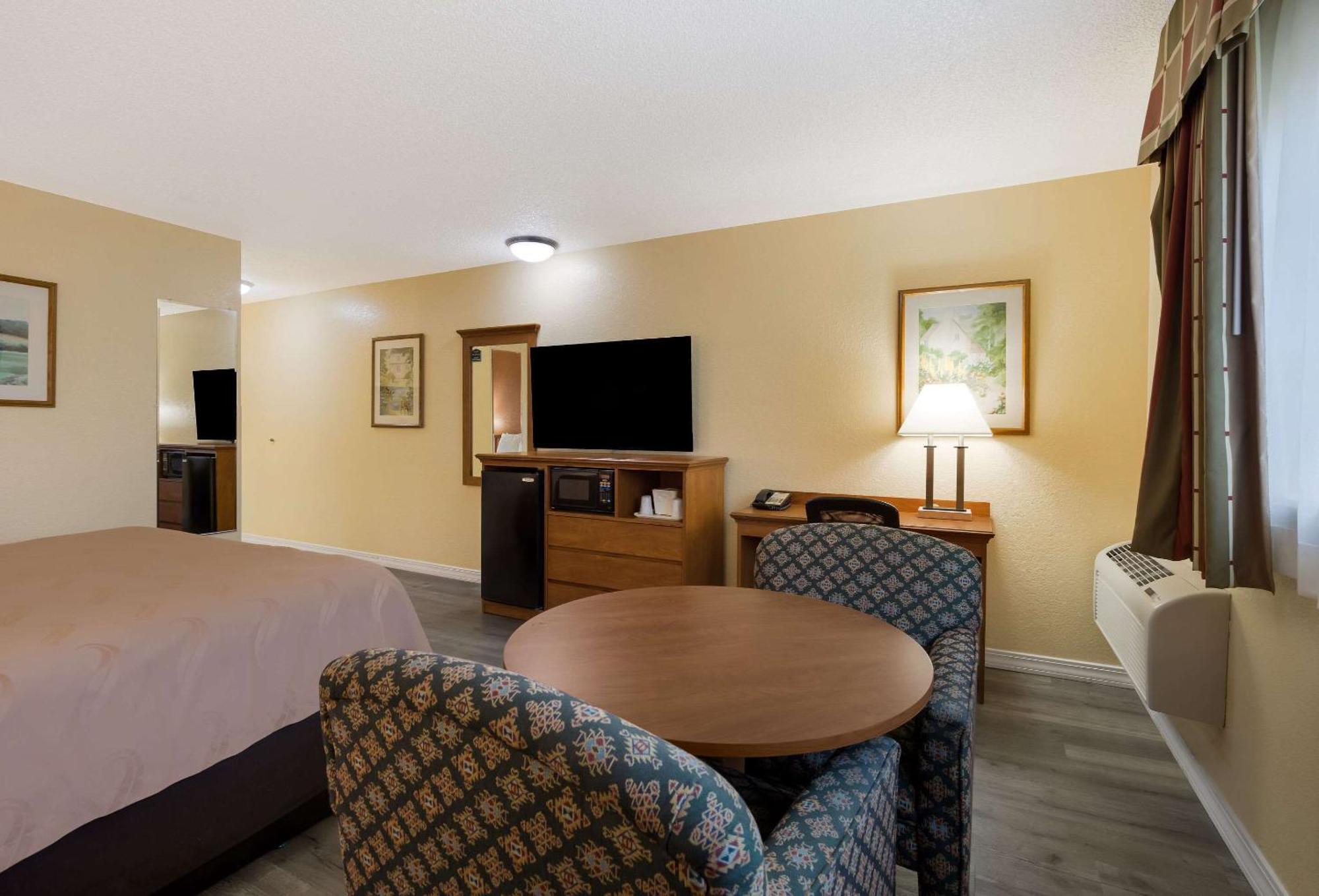 Quality Inn & Suites Medford Airport Екстер'єр фото
