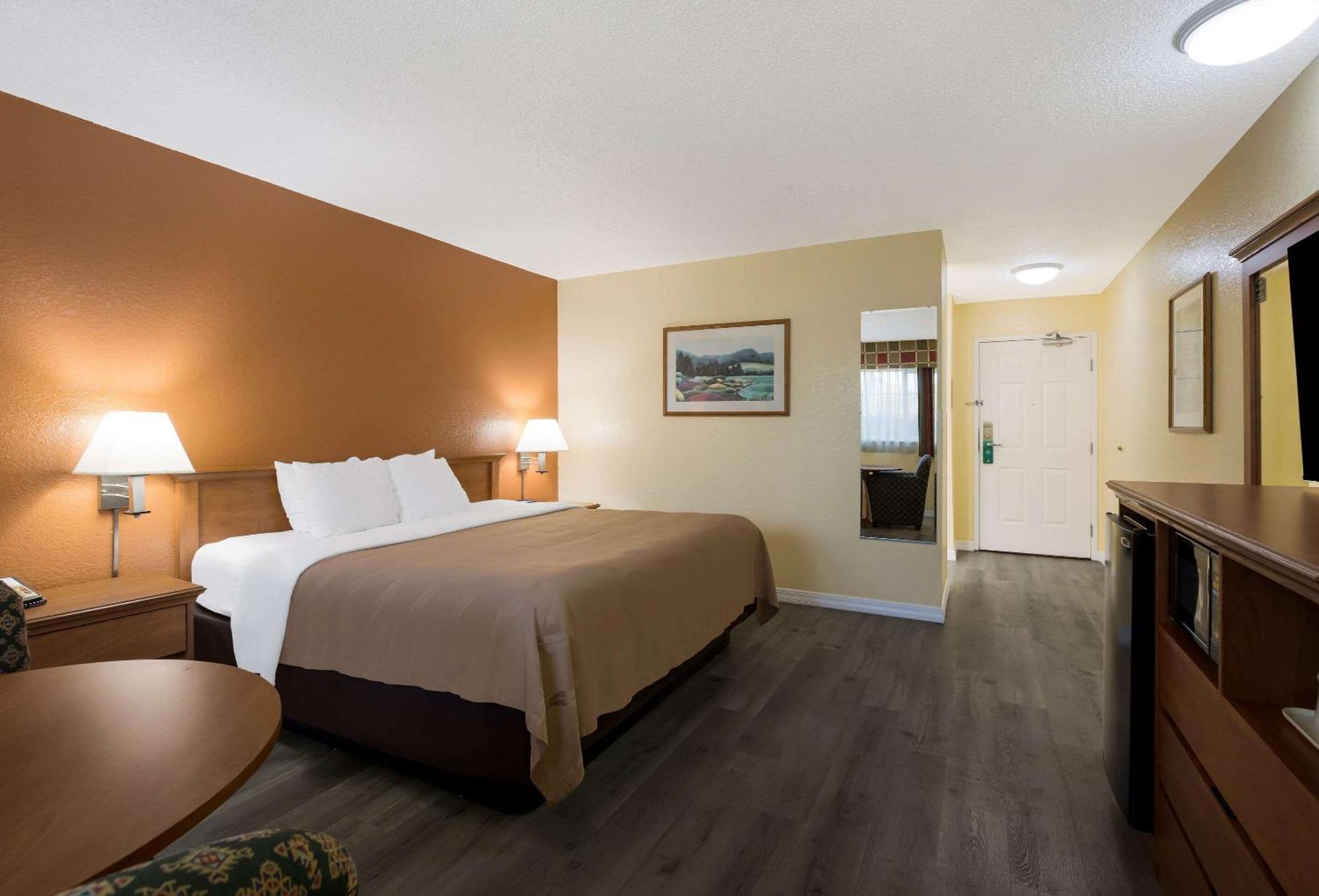 Quality Inn & Suites Medford Airport Екстер'єр фото