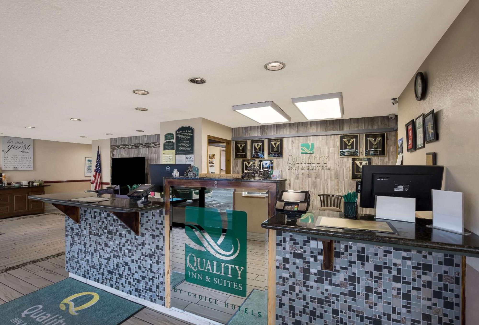 Quality Inn & Suites Medford Airport Екстер'єр фото