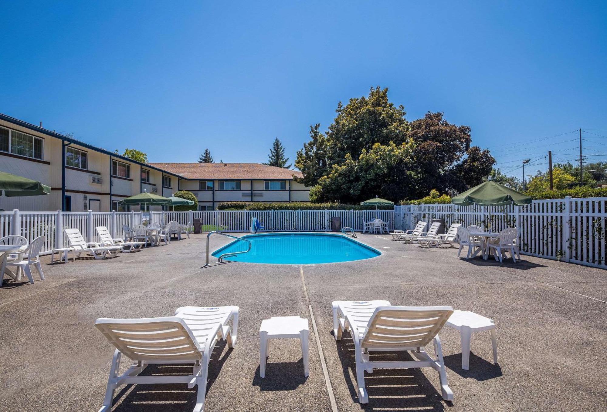 Quality Inn & Suites Medford Airport Екстер'єр фото