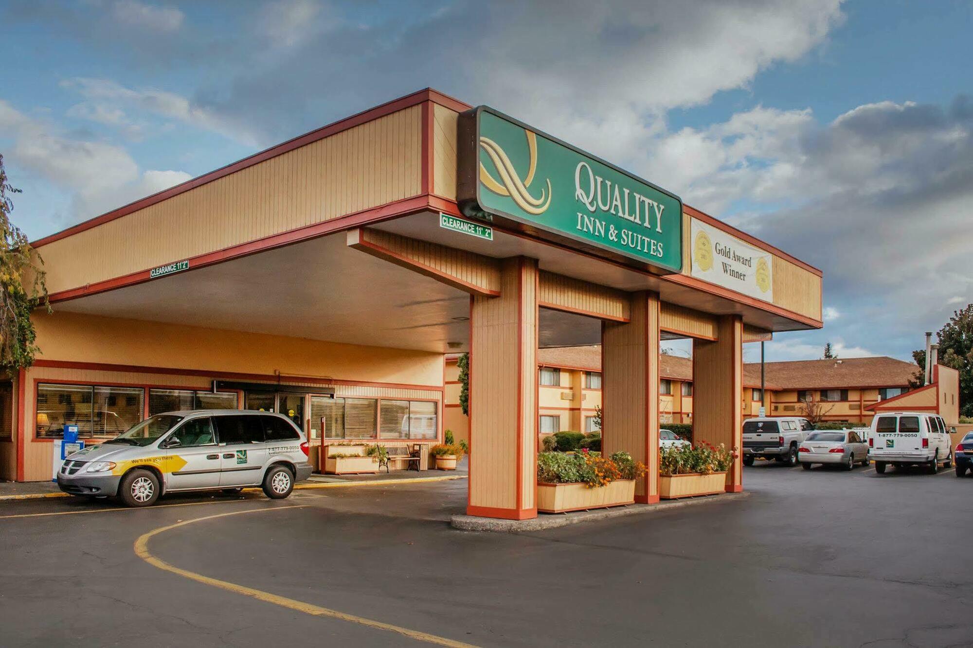 Quality Inn & Suites Medford Airport Екстер'єр фото
